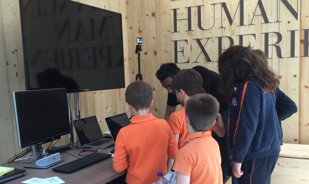 TSW Mobile Lab - Christian Caldato explains to children how usability tests work