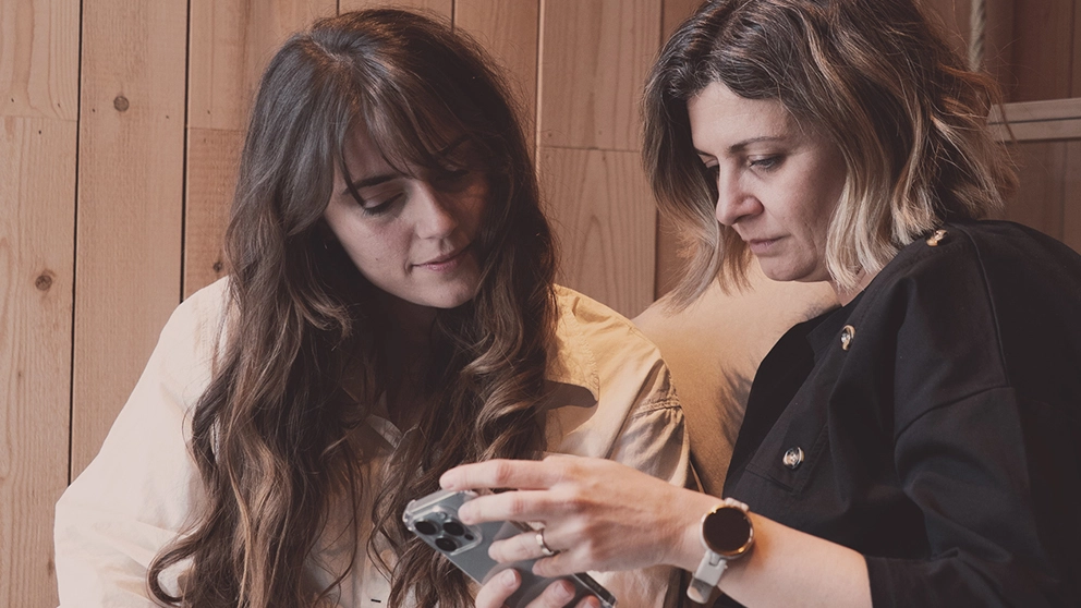 Due persone visualizzano un sito, da mobile
