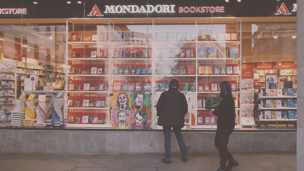 Neuromarketing test in front of the window of a Mondadori Store bookshop